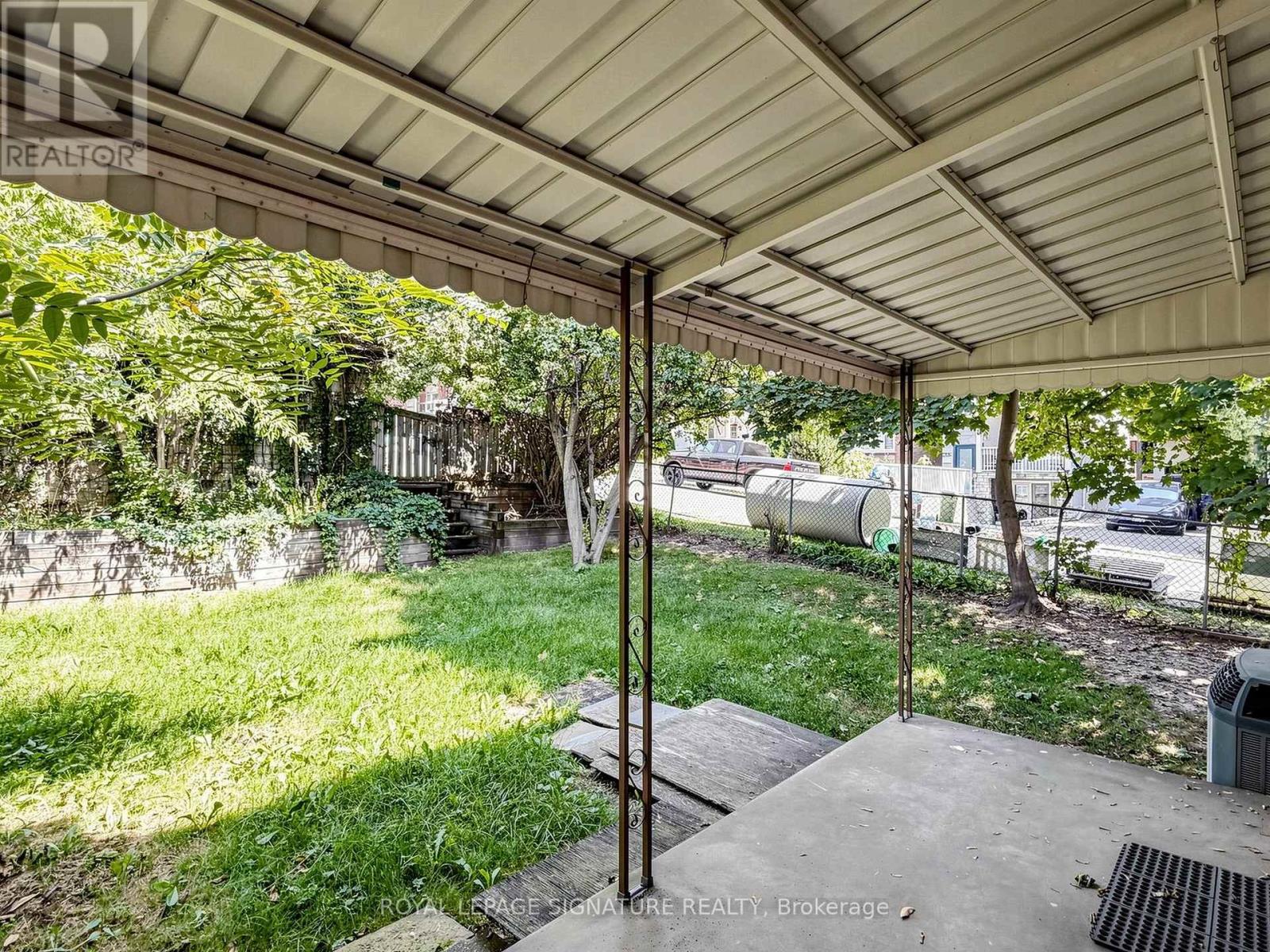 18 Dunraven Drive, Toronto, Ontario  M6M 1H1 - Photo 21 - W13599898