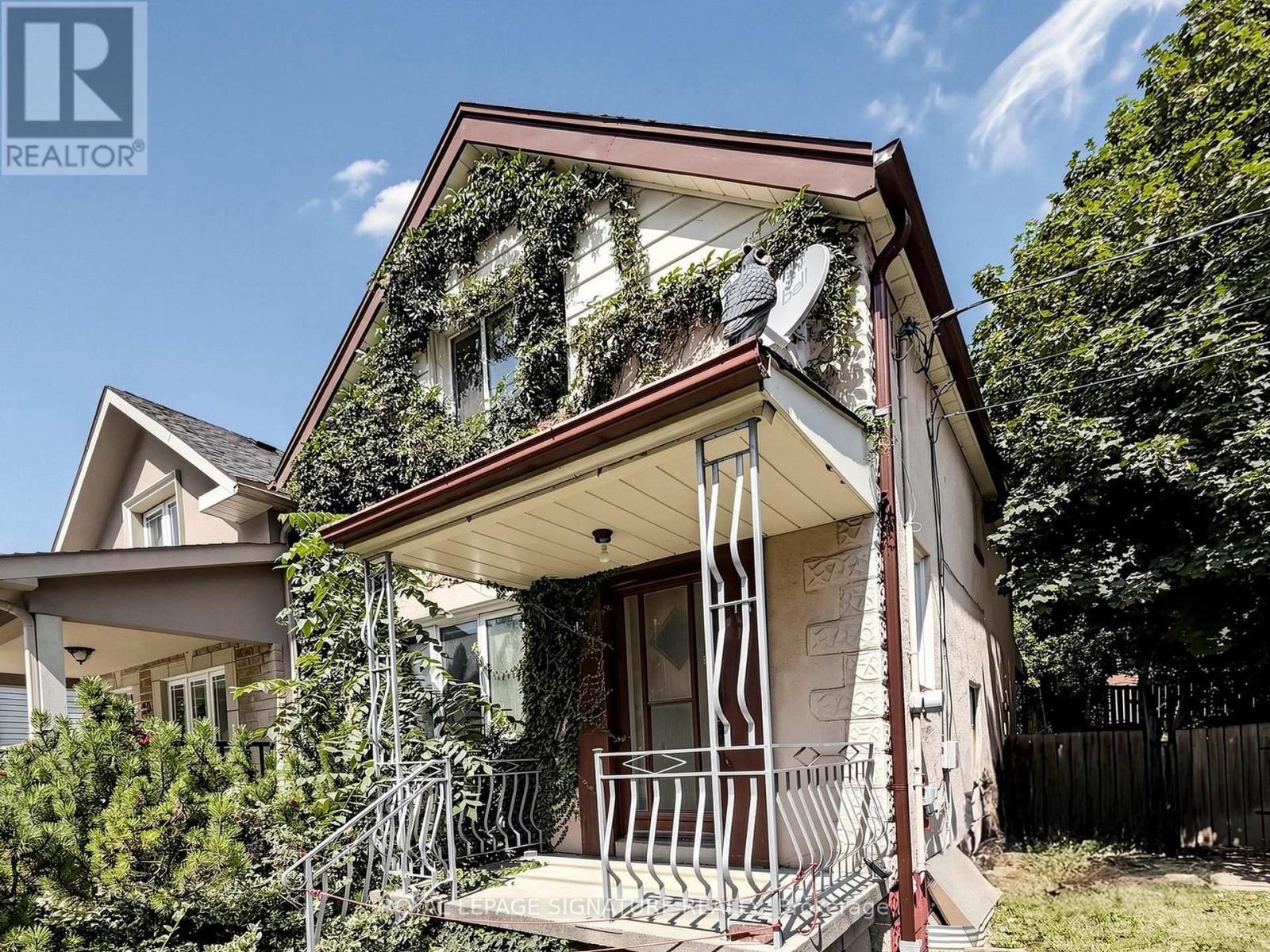 18 Dunraven Drive, Toronto, Ontario  M6M 1H1 - Photo 2 - W13599898