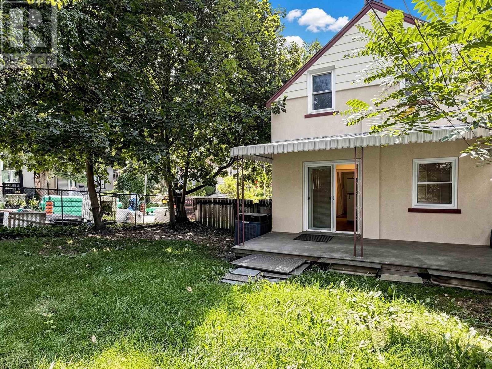 18 Dunraven Drive, Toronto, Ontario  M6M 1H1 - Photo 23 - W13599898