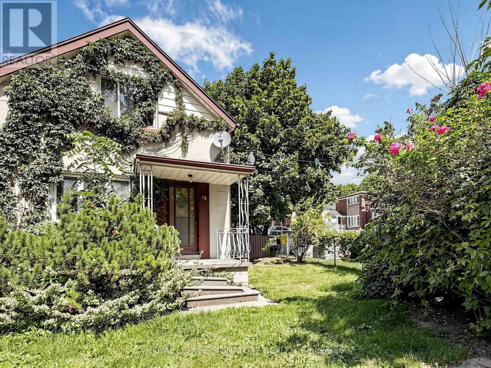 18 Dunraven Drive, Toronto, Ontario  M6M 1H1 - Photo 3 - W13599898