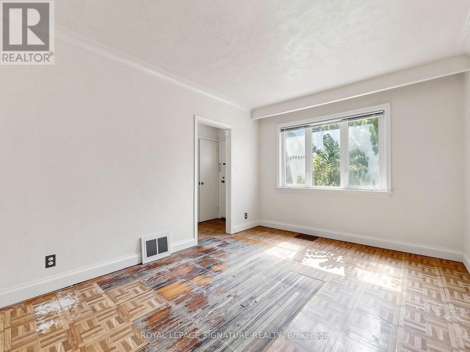 18 Dunraven Drive, Toronto, Ontario  M6M 1H1 - Photo 5 - W13599898