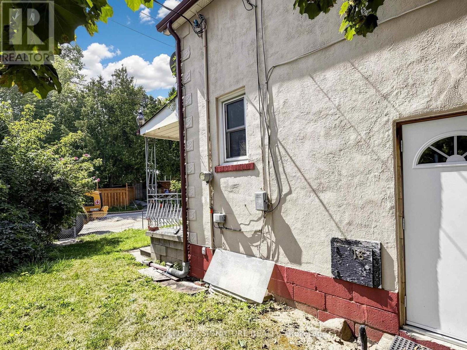 18 Dunraven Drive, Toronto, Ontario  M6M 1H1 - Photo 22 - W13599898