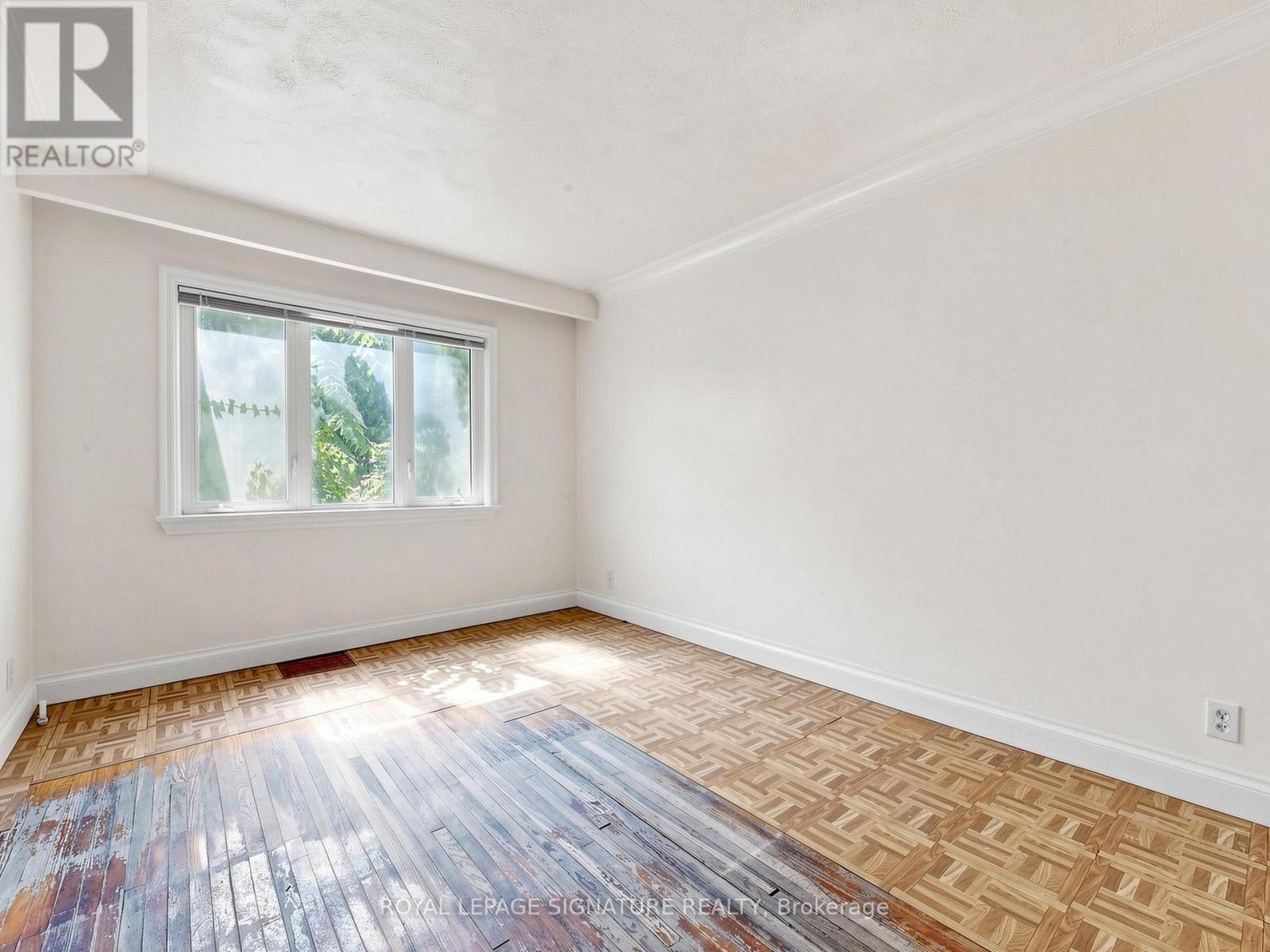 18 Dunraven Drive, Toronto, Ontario  M6M 1H1 - Photo 4 - W13599898