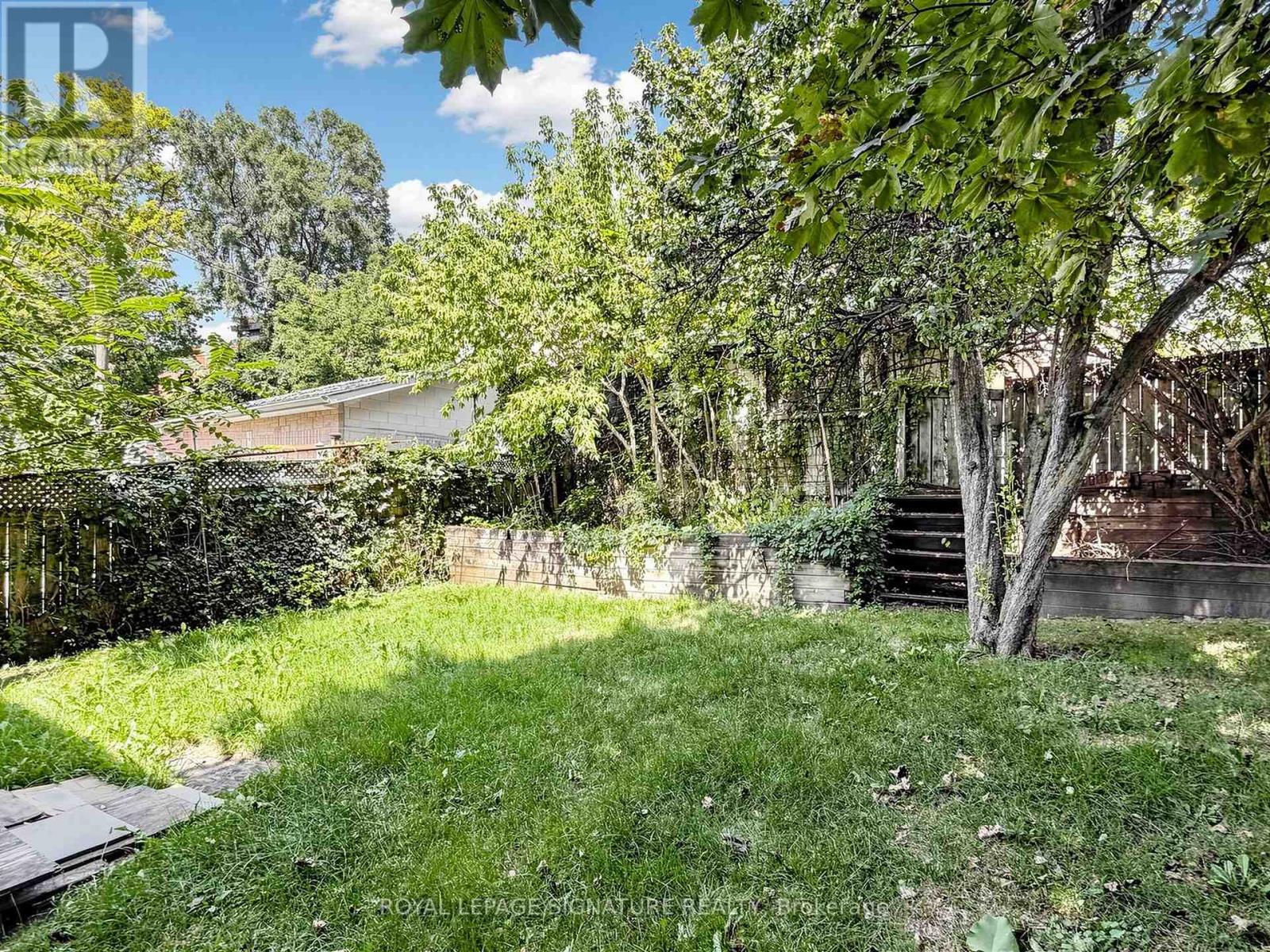 18 Dunraven Drive, Toronto, Ontario  M6M 1H1 - Photo 25 - W13599898