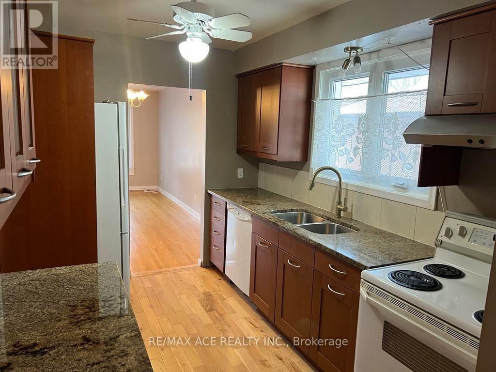 Main - 26 Oakridge Drive, Toronto, Ontario  M1M 2A4 - Photo 3 - E13703586