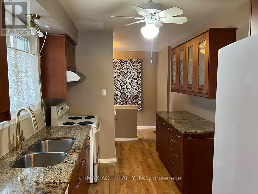 Main - 26 Oakridge Drive, Toronto, Ontario  M1M 2A4 - Photo 4 - E13703586