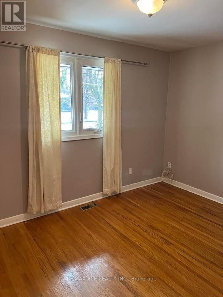 Main - 26 Oakridge Drive, Toronto, Ontario  M1M 2A4 - Photo 5 - E13703586