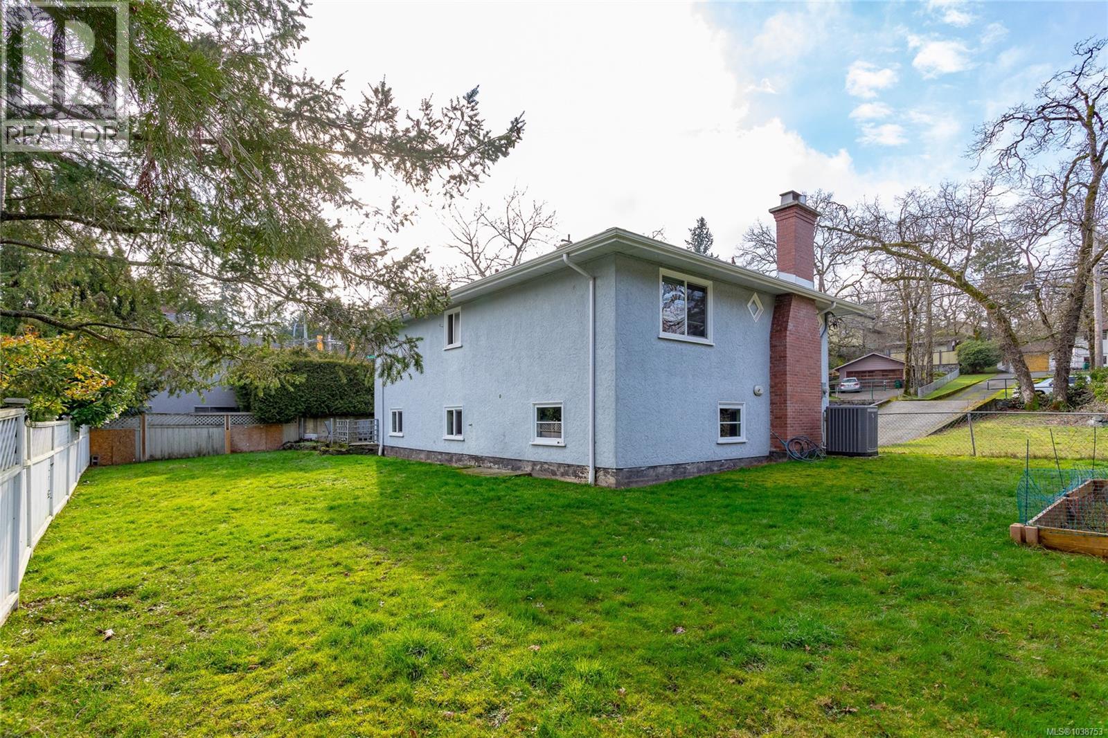 4121 Quadra St, Saanich, British Columbia  V8X 1L1 - Photo 45 - 1038753