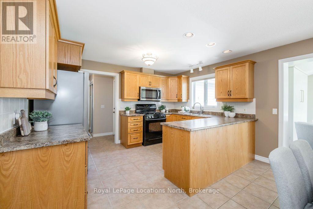 77 Pennsylvania Avenue, Wasaga Beach, Ontario  L9Z 3A8 - Photo 3 - S13703718