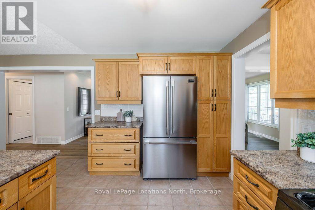77 Pennsylvania Avenue, Wasaga Beach, Ontario  L9Z 3A8 - Photo 7 - S13703718