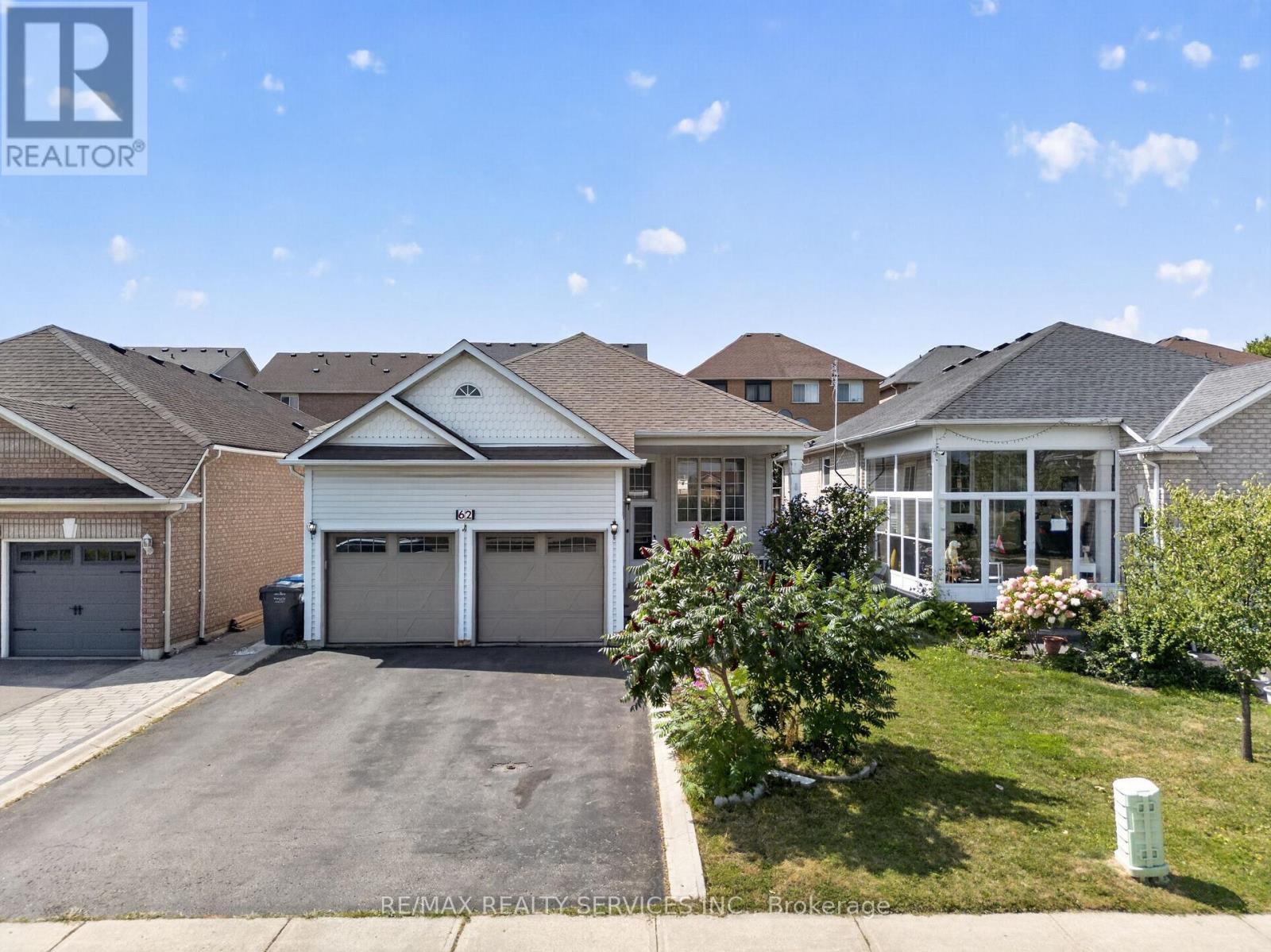 62 Fletchers Creek Boulevard, Brampton, Ontario  L6X 4T1 - Photo 2 - W13703700