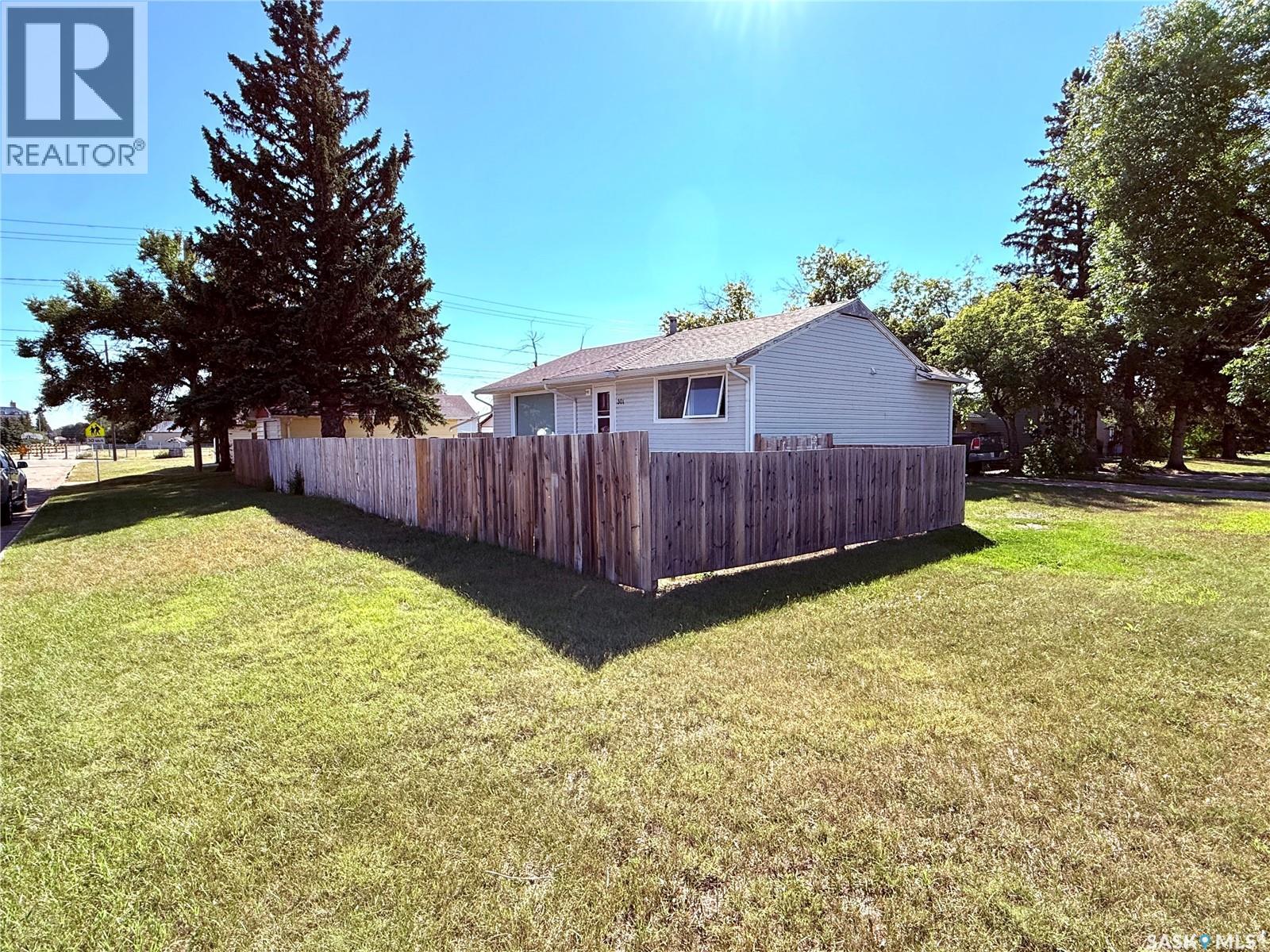 301 26th Street W, Battleford, Saskatchewan  S0M 0E0 - Photo 2 - SK046381