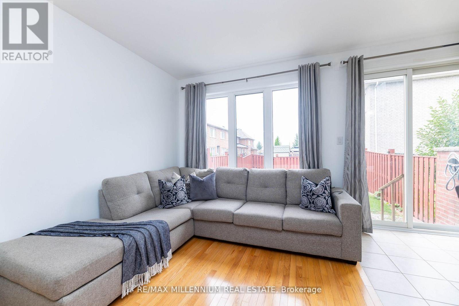 9 Pendulum Circle, Brampton, Ontario  L6R 3N5 - Photo 10 - W13703760