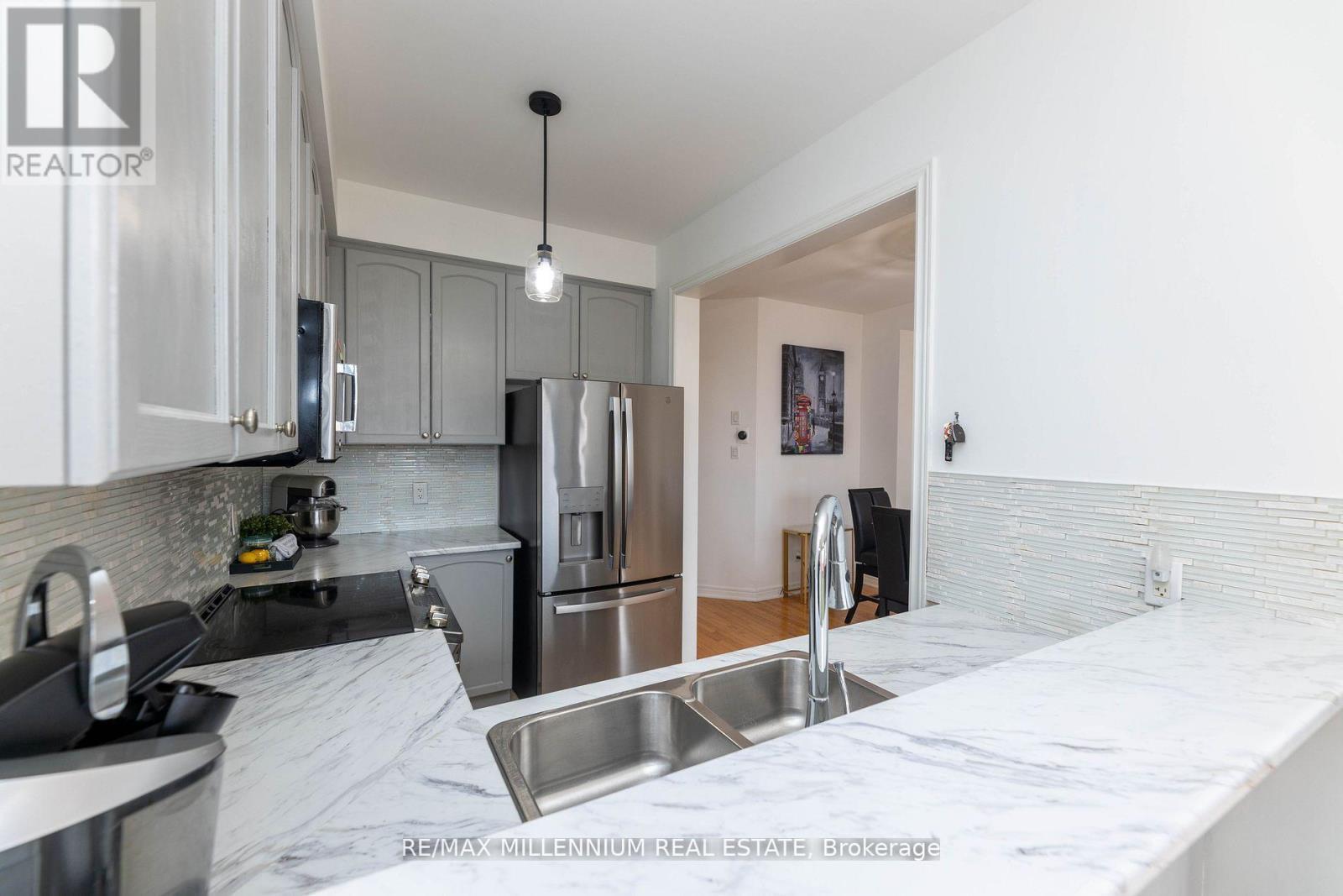 9 Pendulum Circle, Brampton, Ontario  L6R 3N5 - Photo 4 - W13703760