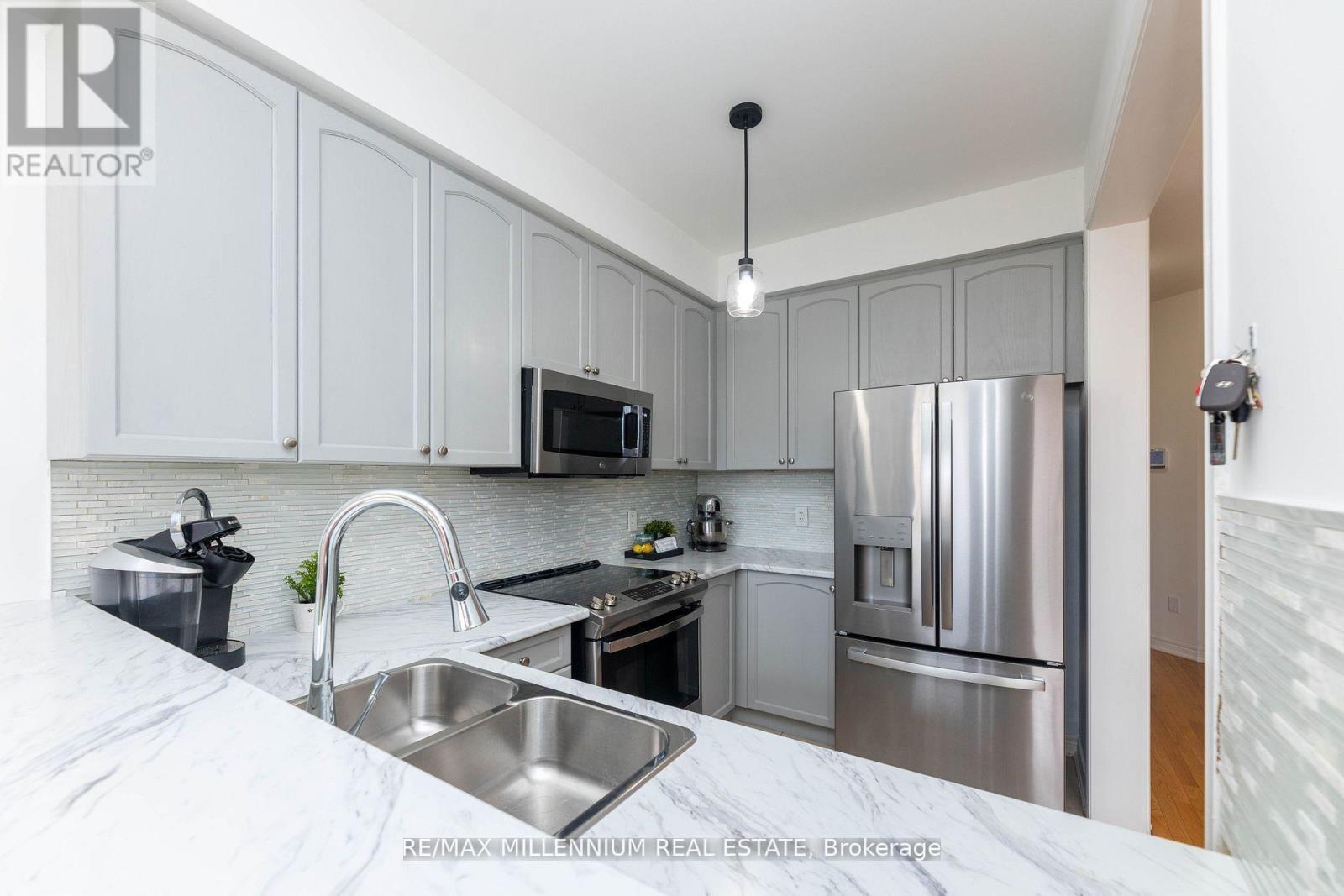 9 Pendulum Circle, Brampton, Ontario  L6R 3N5 - Photo 5 - W13703760