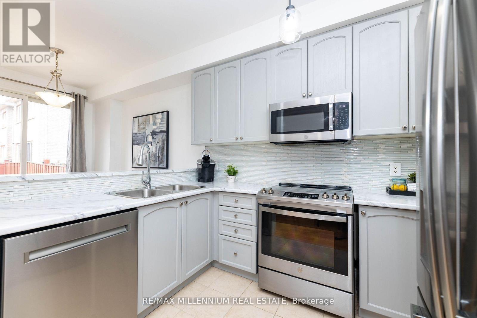 9 Pendulum Circle, Brampton, Ontario  L6R 3N5 - Photo 6 - W13703760