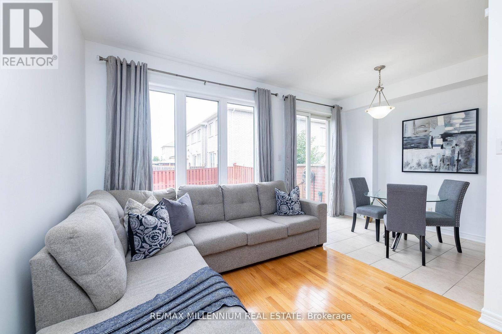 9 Pendulum Circle, Brampton, Ontario  L6R 3N5 - Photo 9 - W13703760