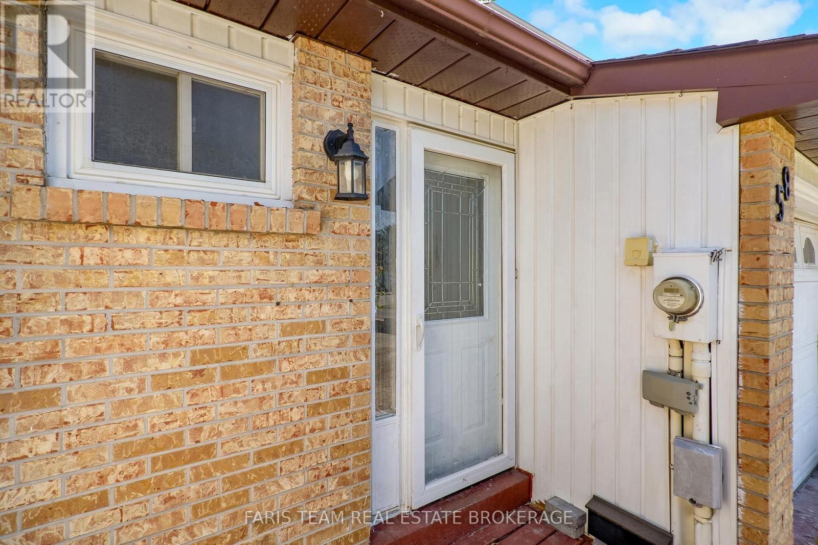 58 Chaucer Crescent, Barrie, Ontario  L4N 4T7 - Photo 4 - S13697114