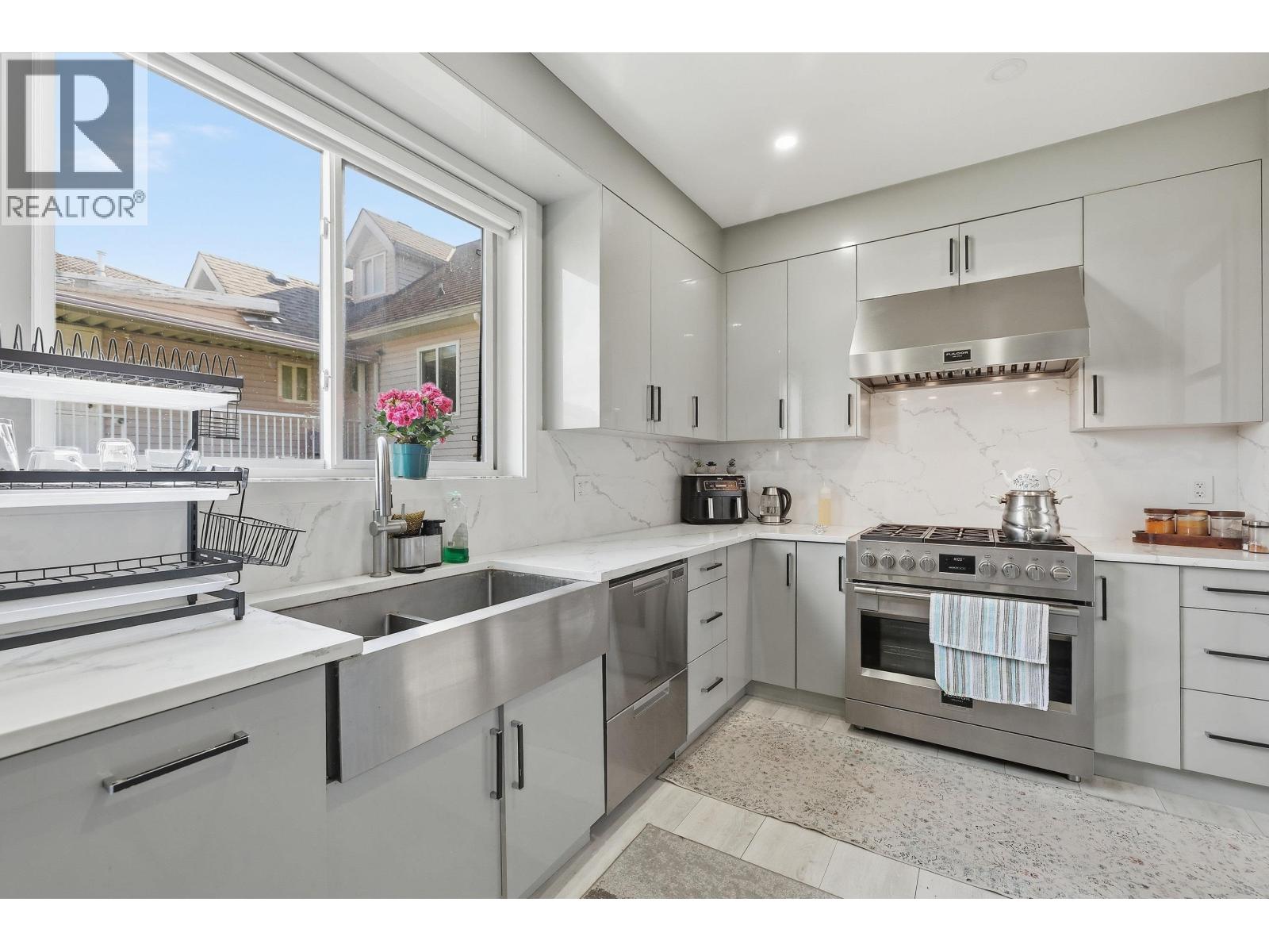 8061 11th Avenue, Burnaby, British Columbia  V3N 2N8 - Photo 7 - R3158009