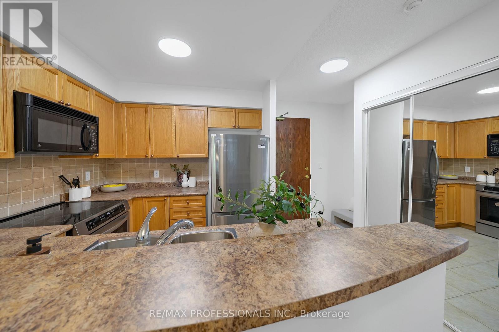 402 - 9 Michael Power Place, Toronto, Ontario  M9A 0A5 - Photo 23 - W13703836