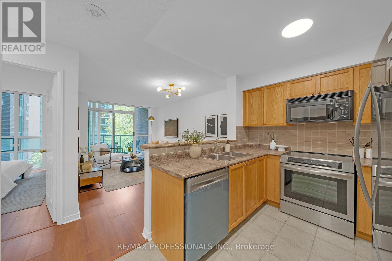 402 - 9 Michael Power Place, Toronto, Ontario  M9A 0A5 - Photo 4 - W13703836