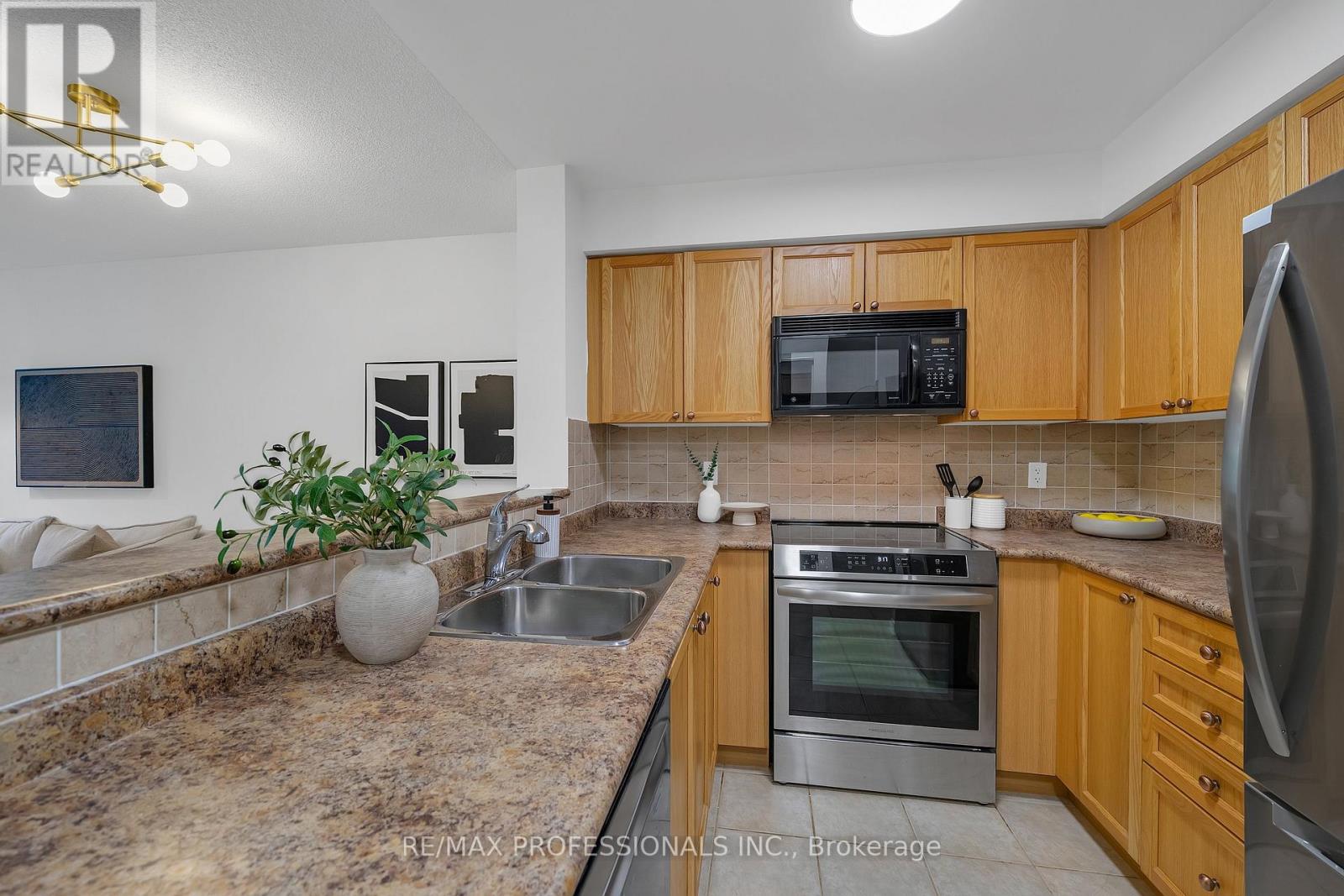 402 - 9 Michael Power Place, Toronto, Ontario  M9A 0A5 - Photo 5 - W13703836