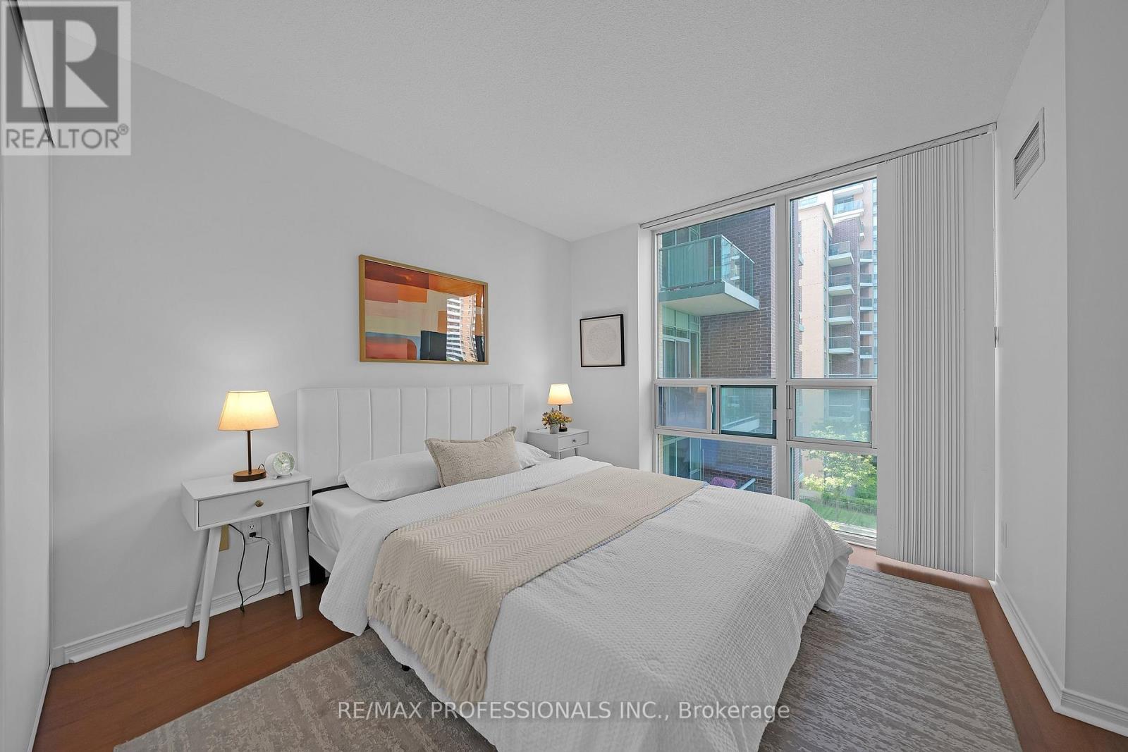 402 - 9 Michael Power Place, Toronto, Ontario  M9A 0A5 - Photo 8 - W13703836