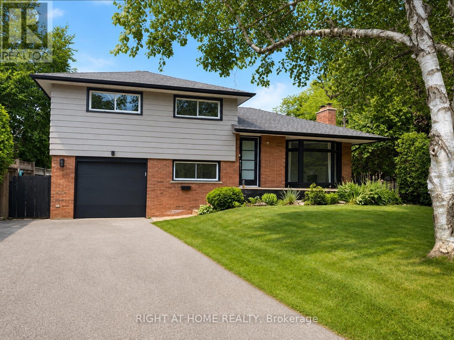 530 LYNDA LANE, Hamilton, Ontario