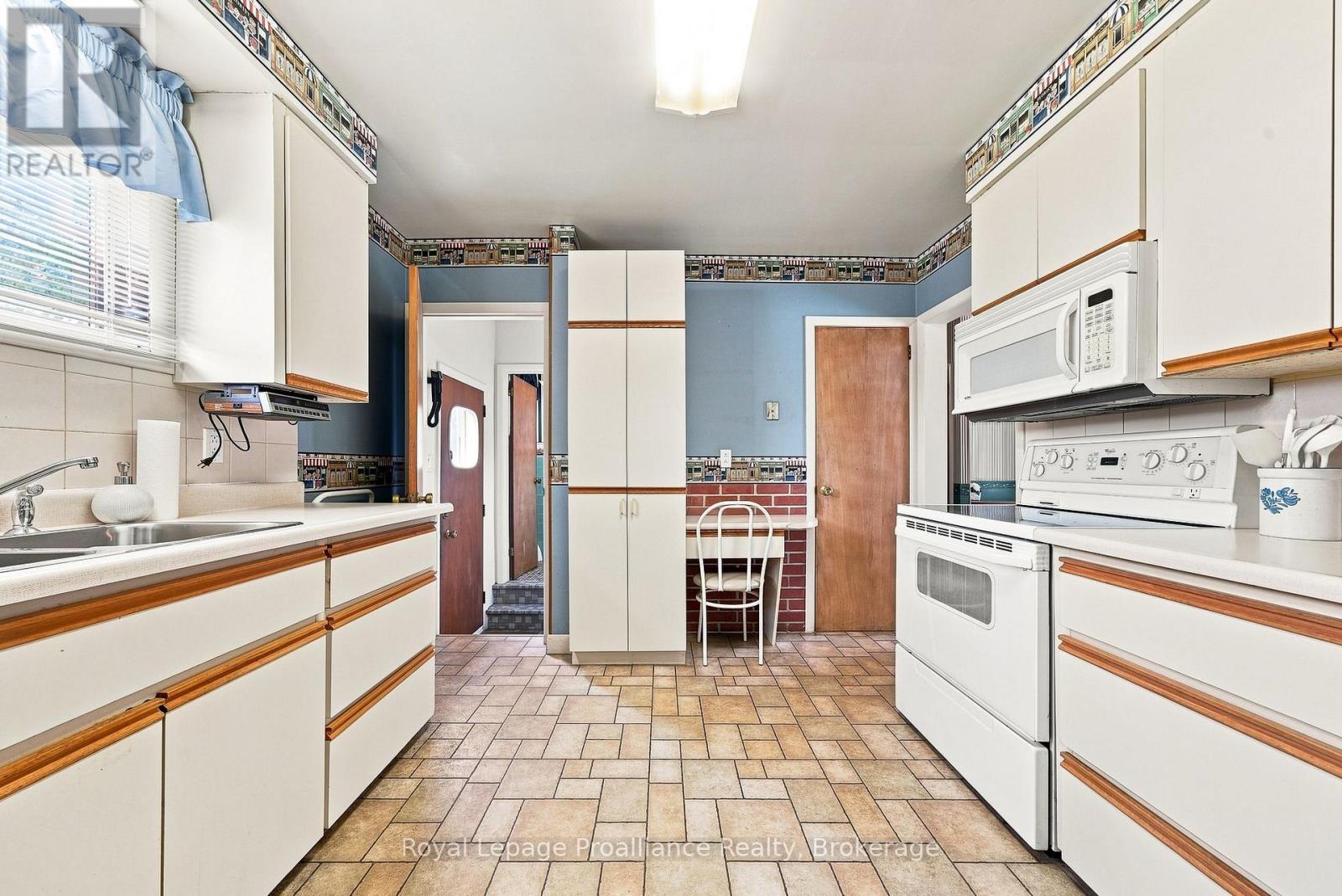 380-384 Main Street, Prince Edward County, Ontario  K0K 1G0 - Photo 10 - X13703942