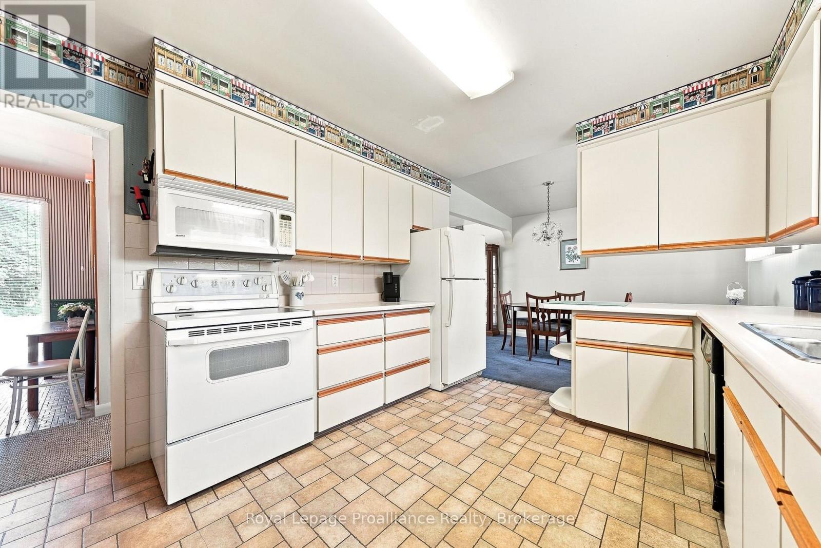 380-384 Main Street, Prince Edward County, Ontario  K0K 1G0 - Photo 12 - X13703942
