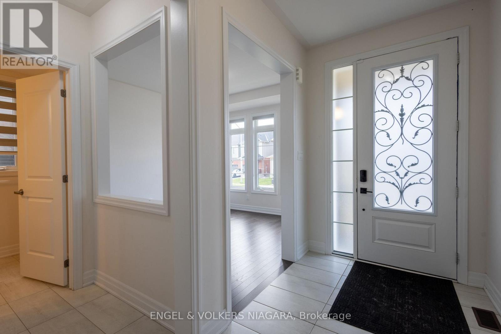 9218 White Oak Avenue, Niagara Falls, Ontario  L2G 0E9 - Photo 4 - X13703950