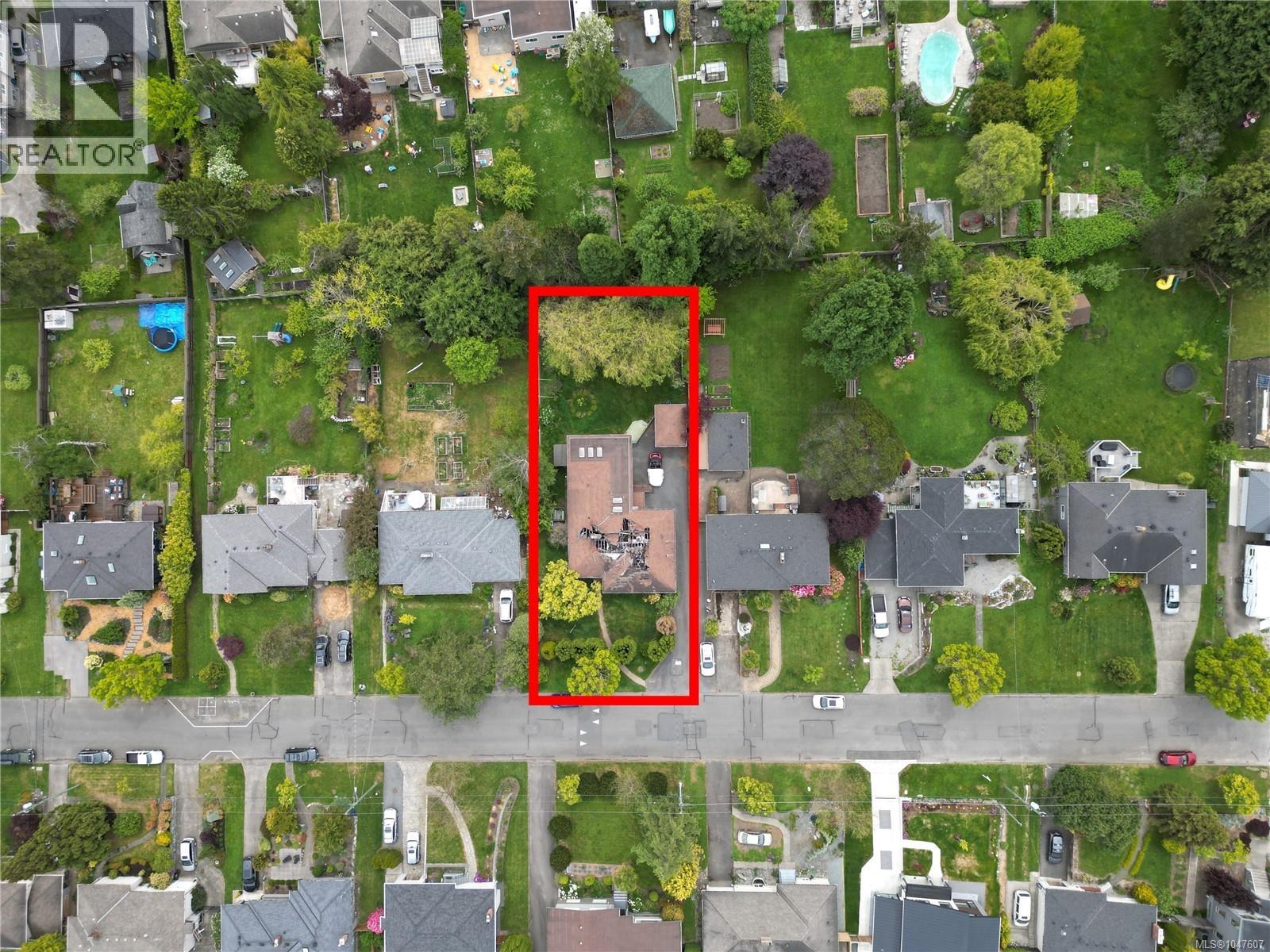 1637 Warren Gdns, Victoria, British Columbia  V8S 1S9 - Photo 1 - 1047607
