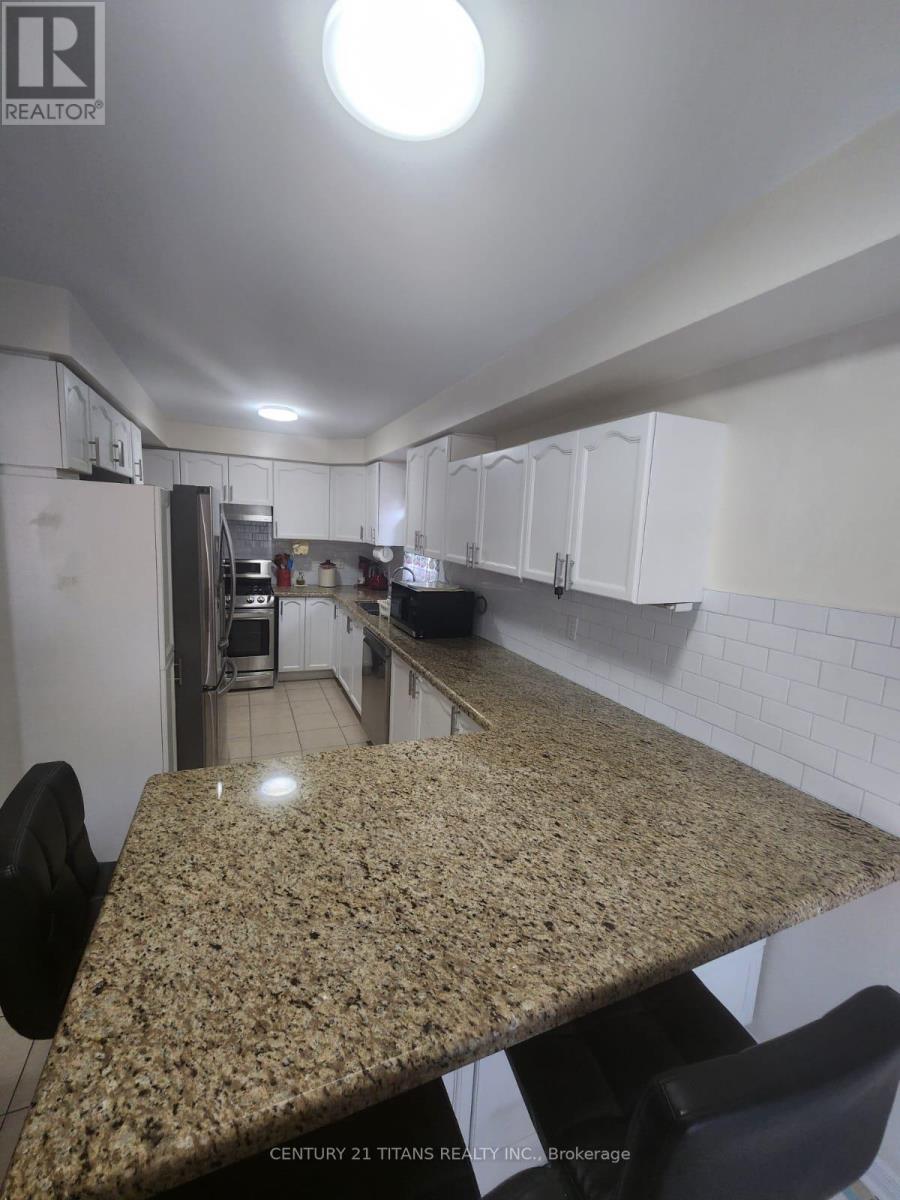 69 Rampart Crescent, Whitby, Ontario L1P 1T7 - Photo 6 - E13703930