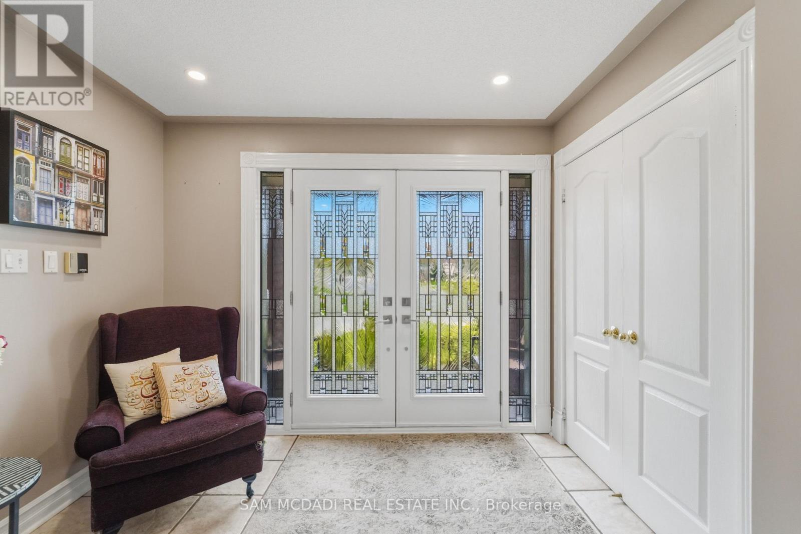 3605 Trelawny Circle, Mississauga, Ontario  L5N 6N8 - Photo 3 - W13703890