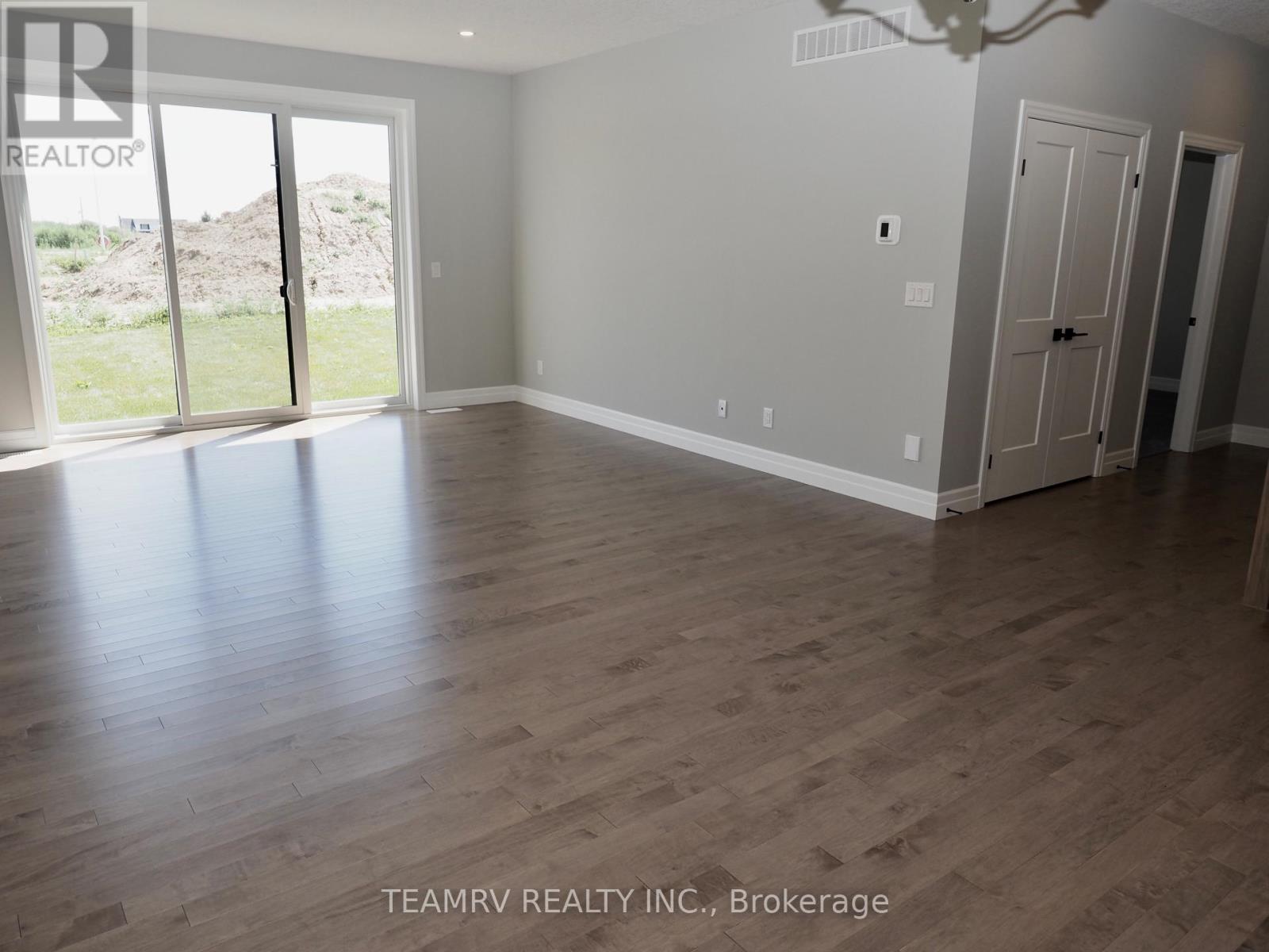 11 Sycamore Drive, Tillsonburg, Ontario  N4G 5S3 - Photo 8 - X12983488