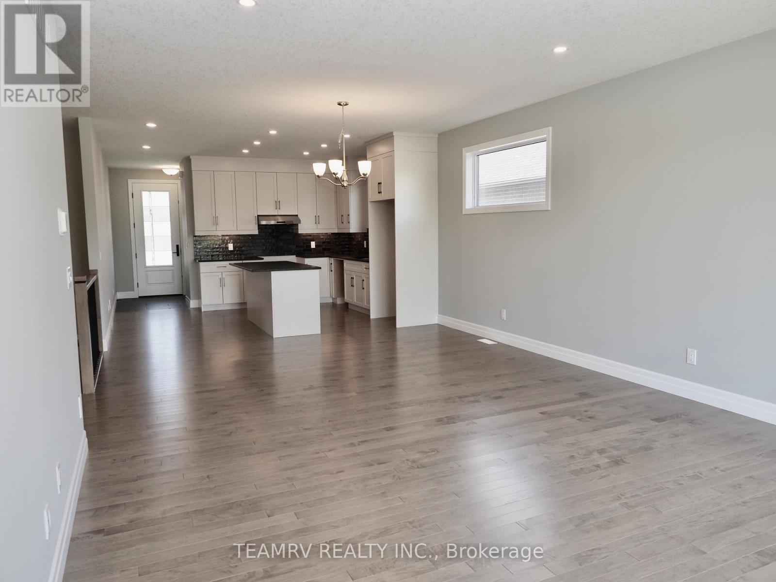 11 Sycamore Drive, Tillsonburg, Ontario  N4G 5S3 - Photo 6 - X12983488