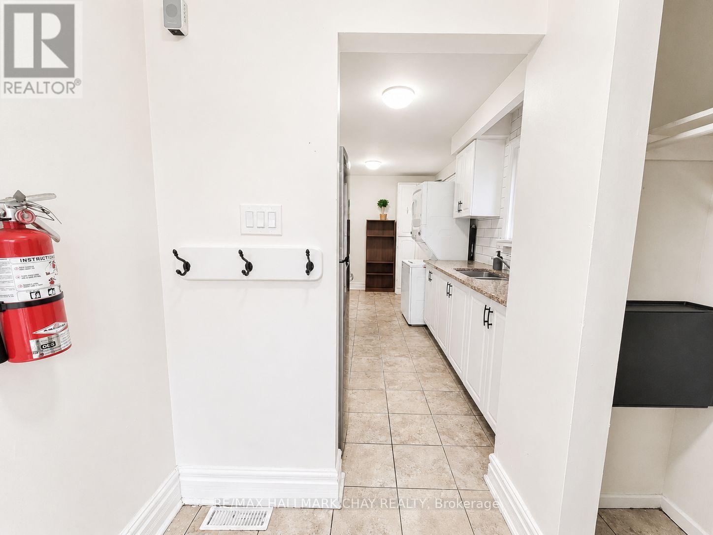 Upper - 88 B Bernick Drive, Barrie, Ontario L4M 2V6 - Photo 15 - S13703986