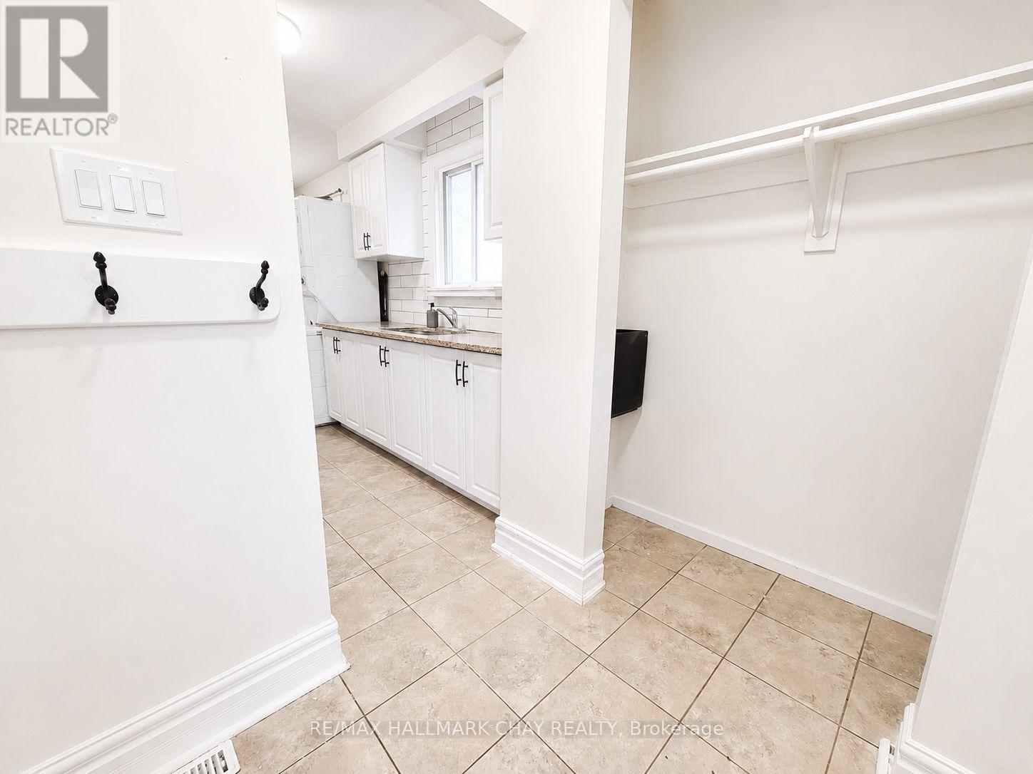 Upper - 88 B Bernick Drive, Barrie, Ontario L4M 2V6 - Photo 3 - S13703986