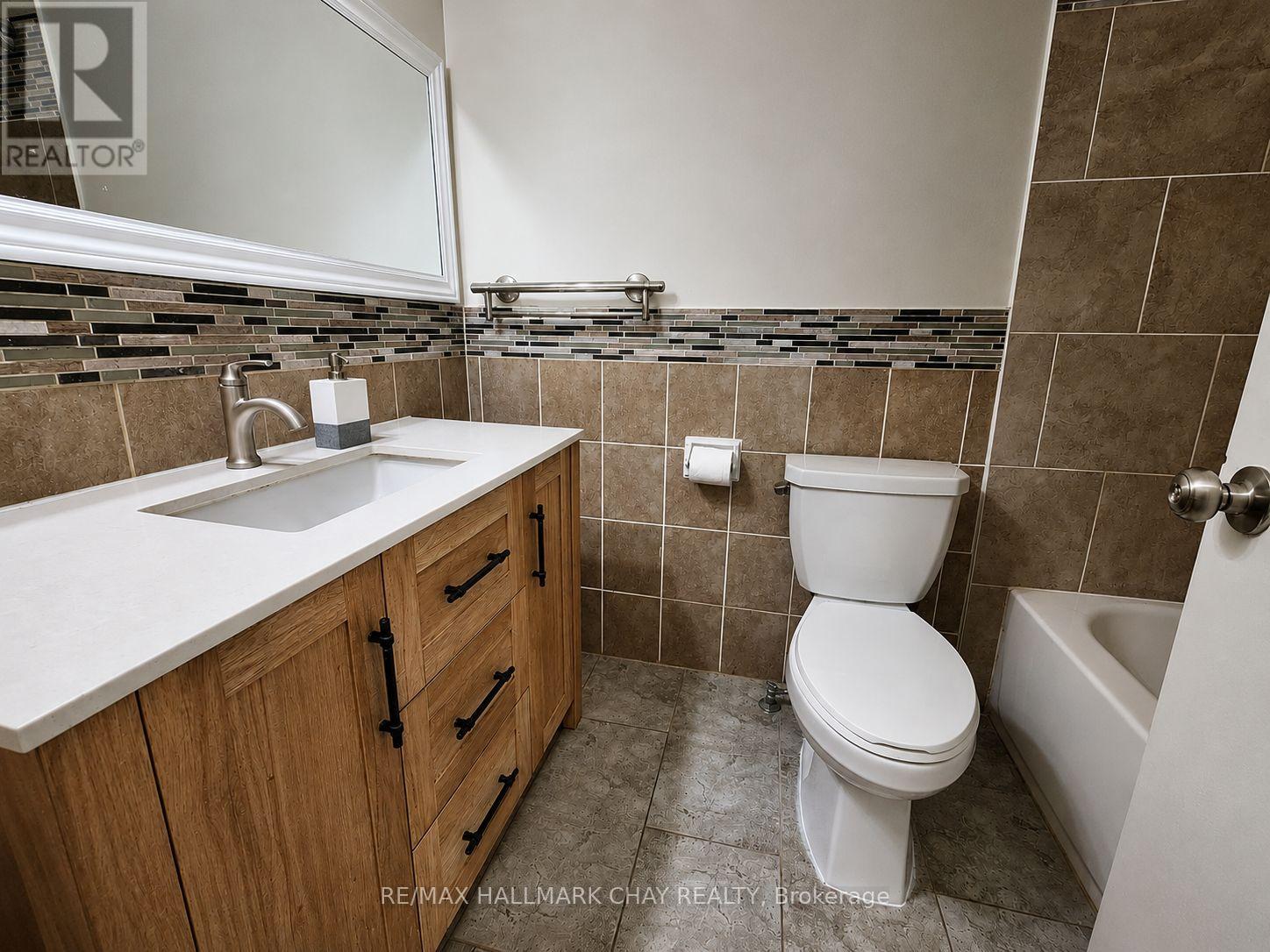 Upper - 88 B Bernick Drive, Barrie, Ontario L4M 2V6 - Photo 5 - S13703986