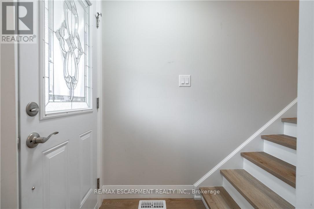 88 Ivon Avenue, Hamilton, Ontario L8H 5S6 - Photo 4 - X13703988