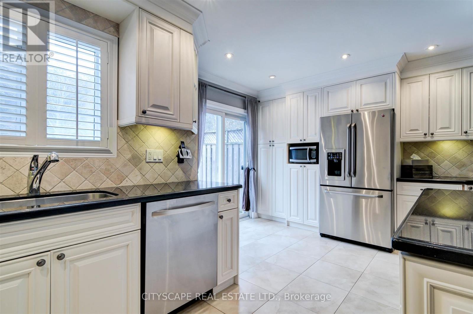 353 Sparrow Circle, Pickering, Ontario  L1V 7E6 - Photo 10 - E13704080
