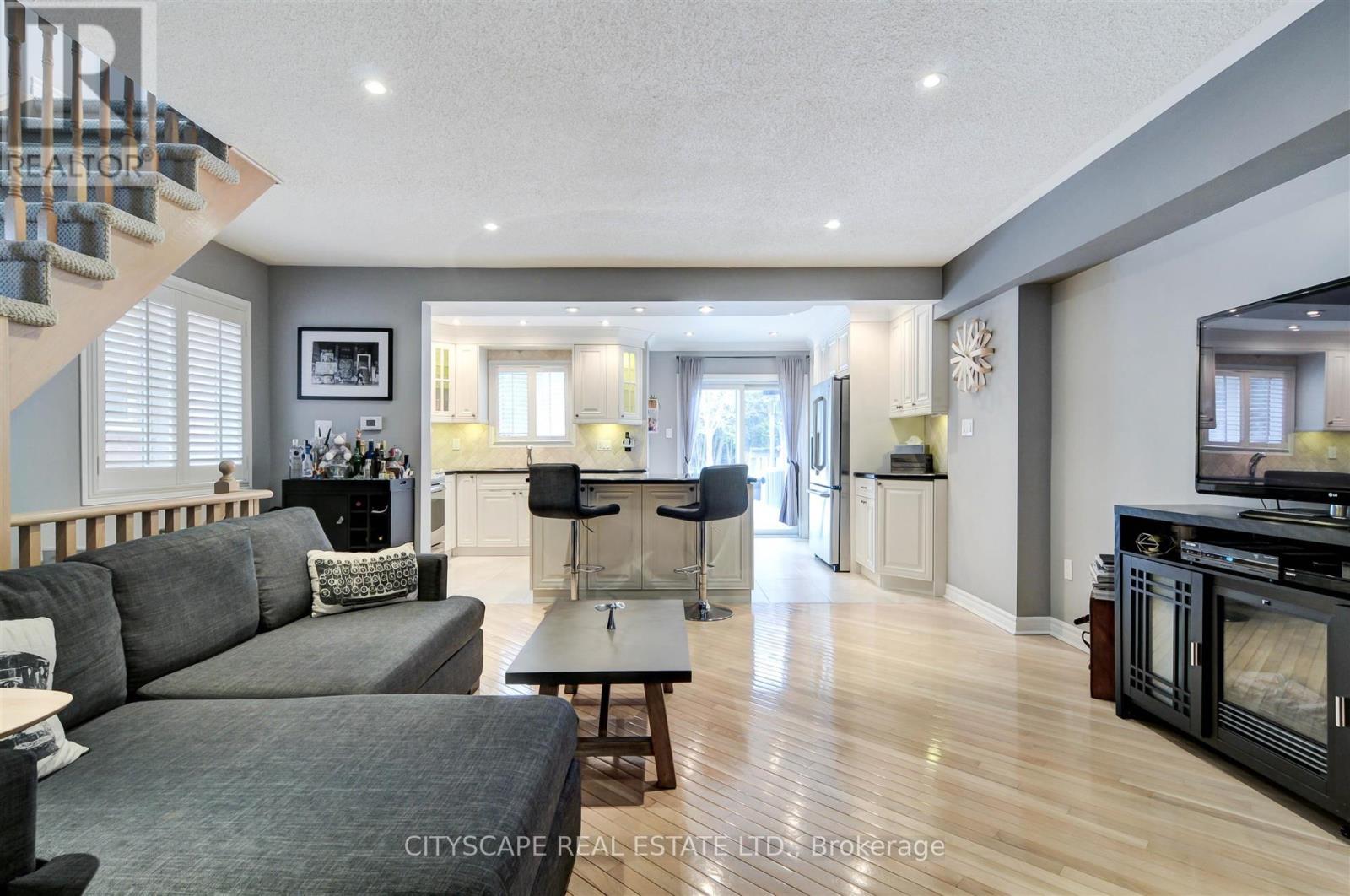 353 Sparrow Circle, Pickering, Ontario  L1V 7E6 - Photo 3 - E13704080