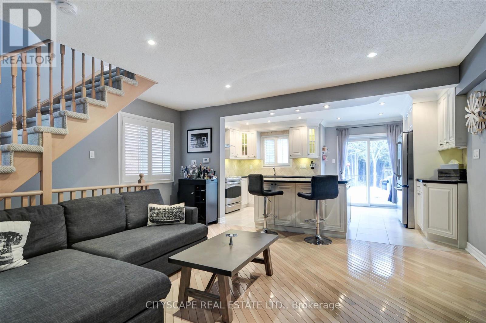 353 Sparrow Circle, Pickering, Ontario  L1V 7E6 - Photo 4 - E13704080