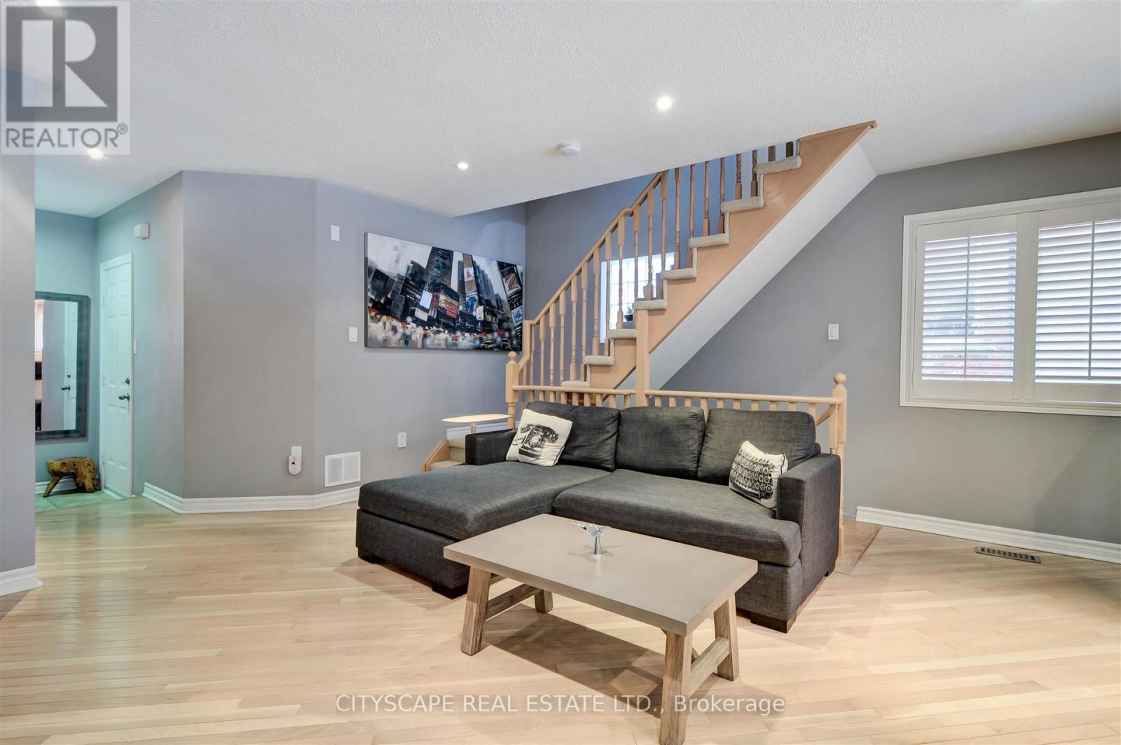 353 Sparrow Circle, Pickering, Ontario  L1V 7E6 - Photo 5 - E13704080