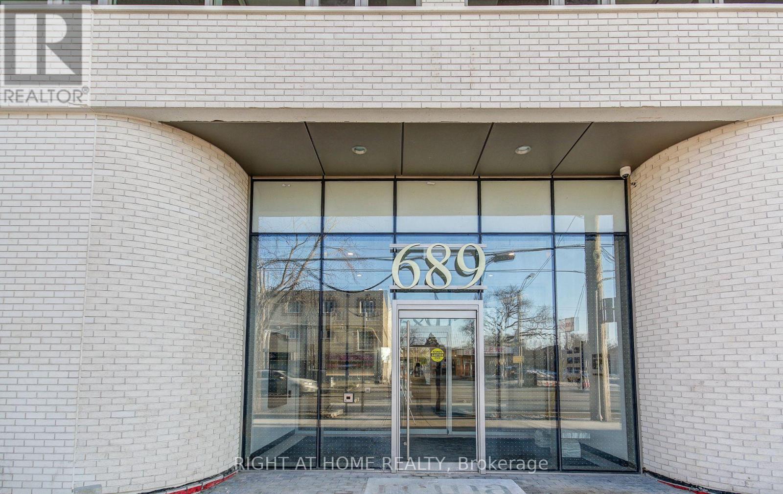 504 - 689 THE QUEENSWAY, Toronto, Ontario