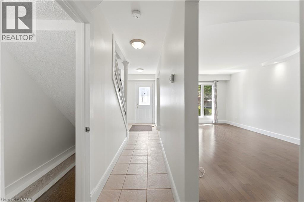 23 Heatherdale Place, Hamilton, Ontario  L9C 6K7 - Photo 4 - 40857661
