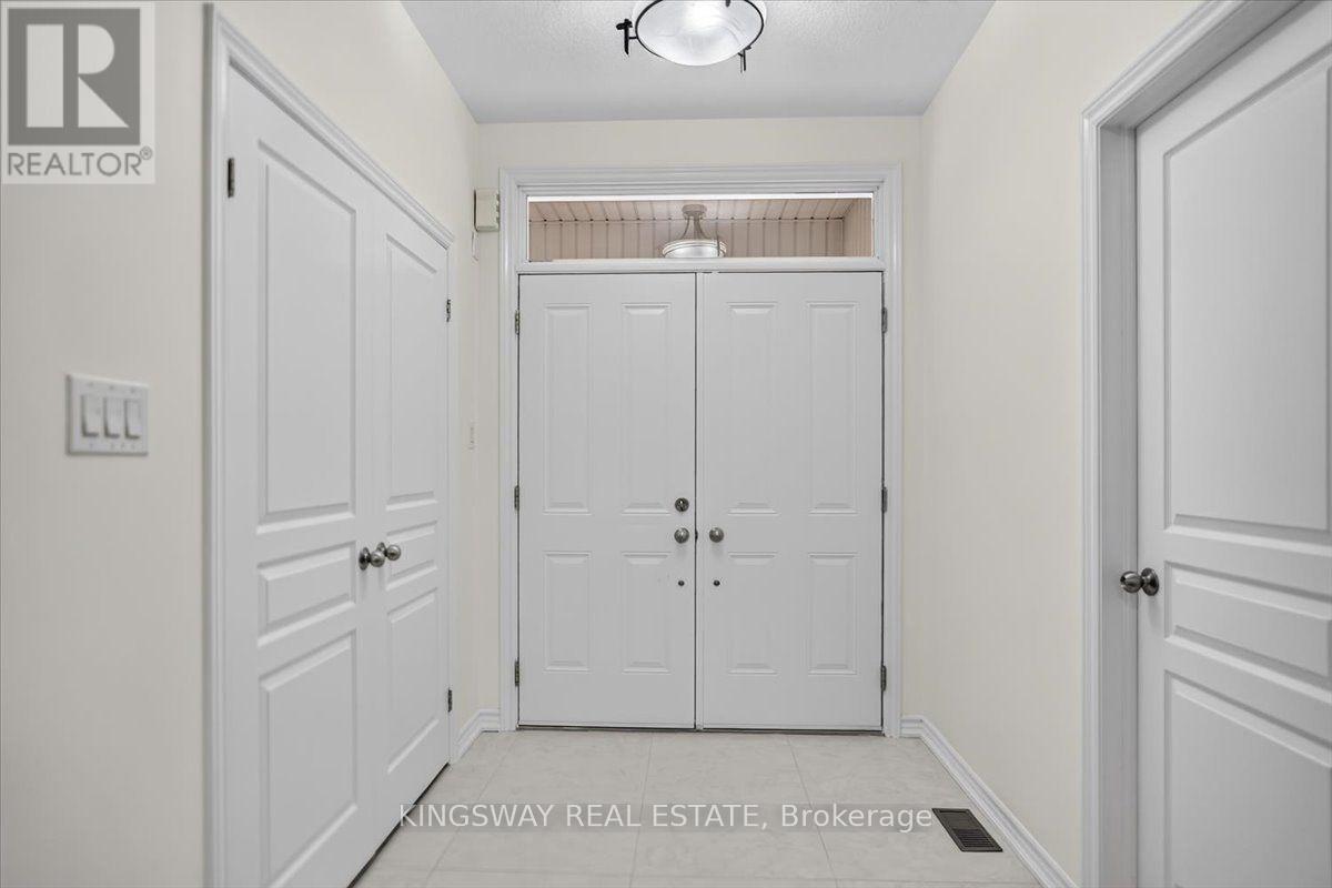 8 Monkton Circle, Brampton, Ontario  L6Y 0X1 - Photo 3 - W13704168