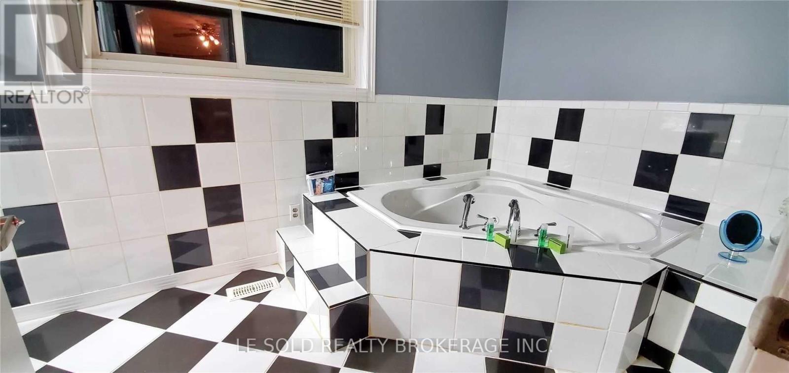 Upper - 50 Dickson Hill Road, Markham, Ontario  L3P 3J3 - Photo 12 - N13704224