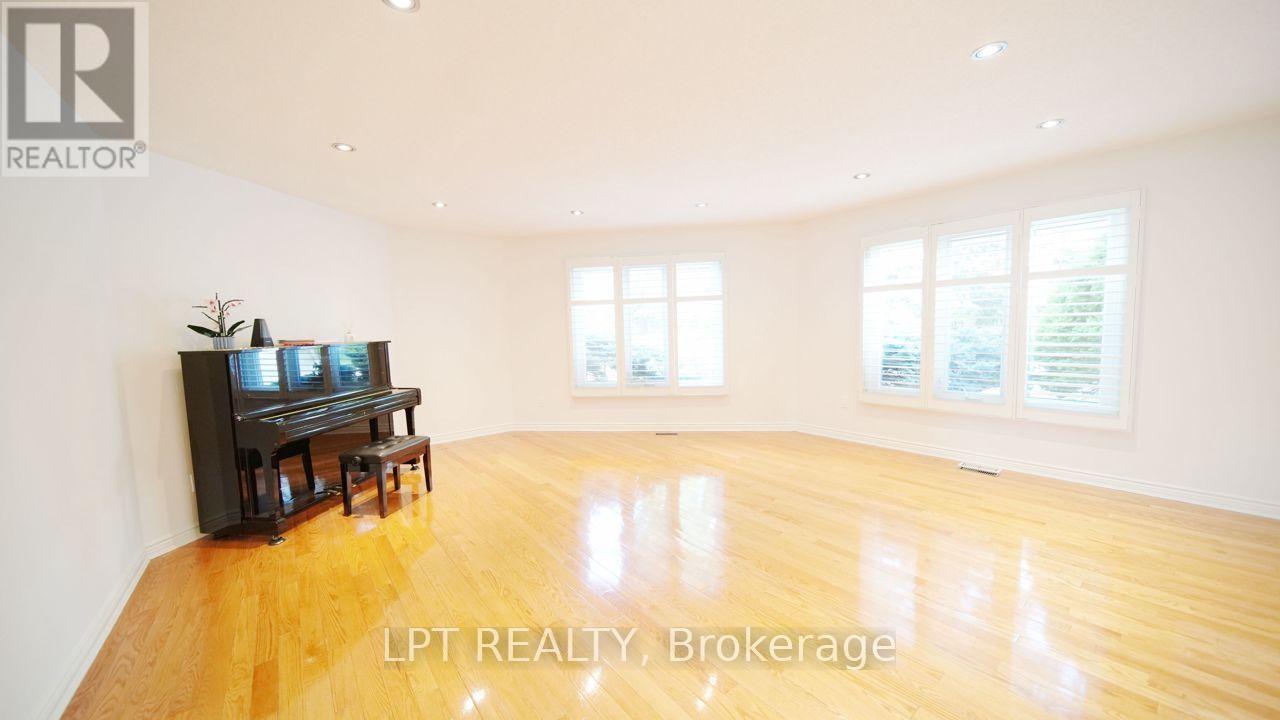 37 Laser Court, Richmond Hill, Ontario  L4B 1S1 - Photo 8 - N13704268