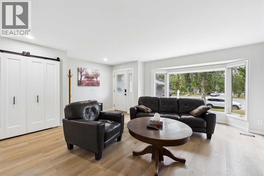 44 Woodbrook Place Sw, Calgary, Alberta  T2W 3Z4 - Photo 4 - A2335127